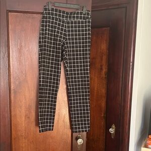 Black and White women pants

Braxton Larry great condition